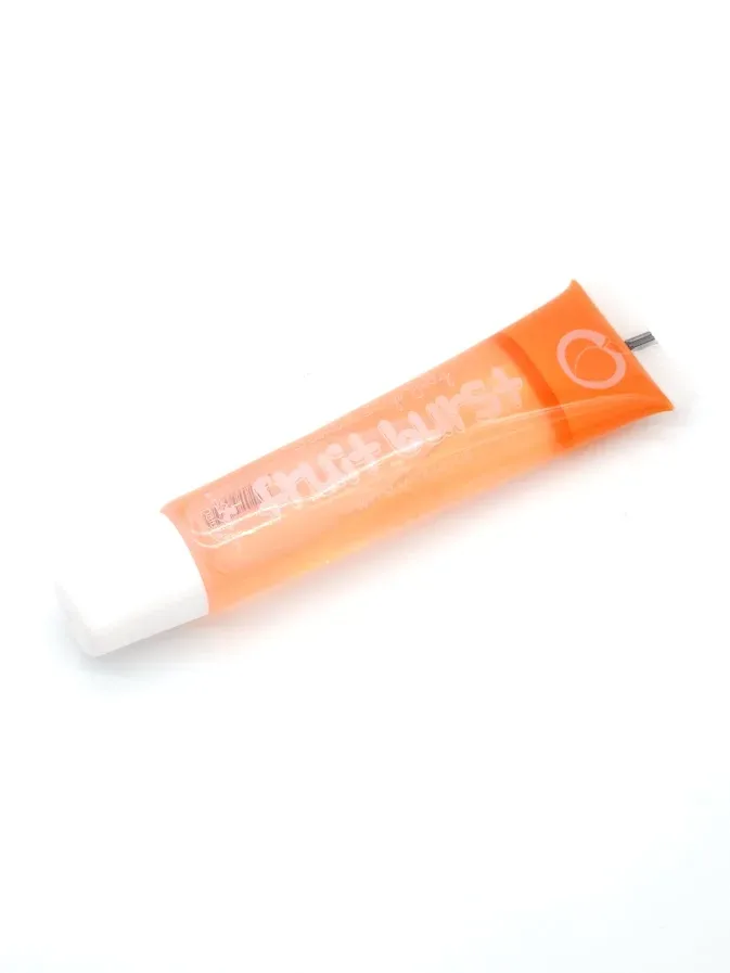 Brillo de labios color naranja