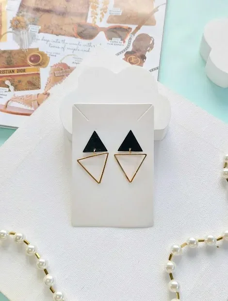 Par de aretes de fantasía para dama color dorado y negro