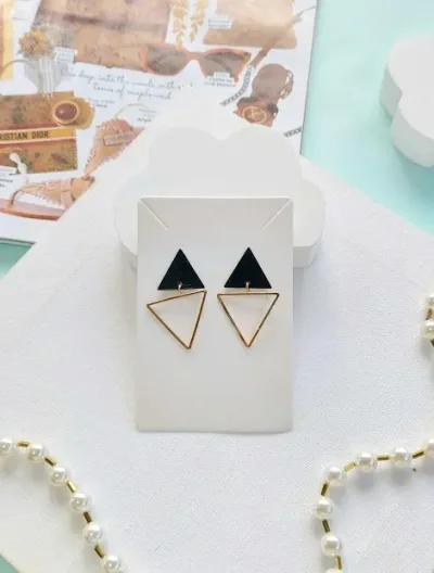 Par de aretes de fantasía para dama color dorado y negro