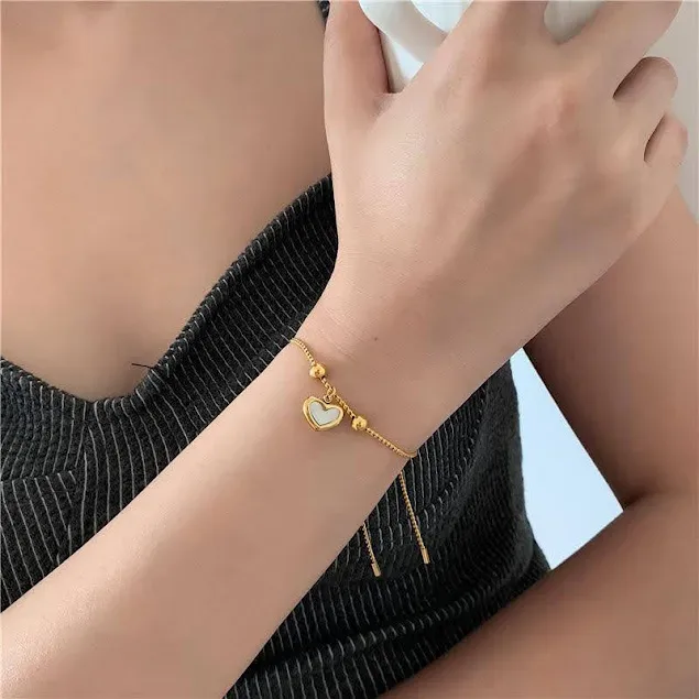 Pulsera de acero de titanio con diseño de corazon.