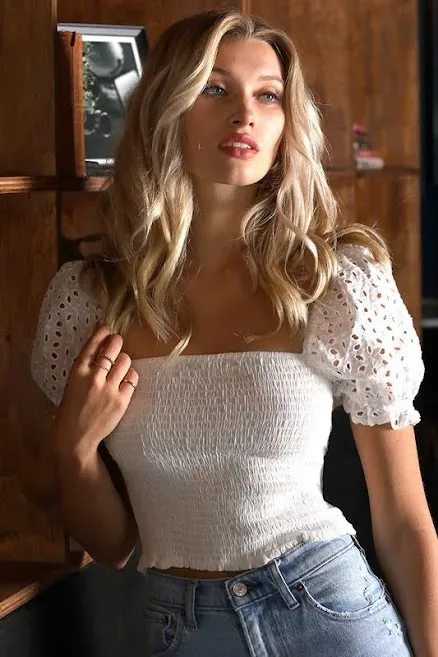 Blusa para damas color blanco con diseño ribete en mangas