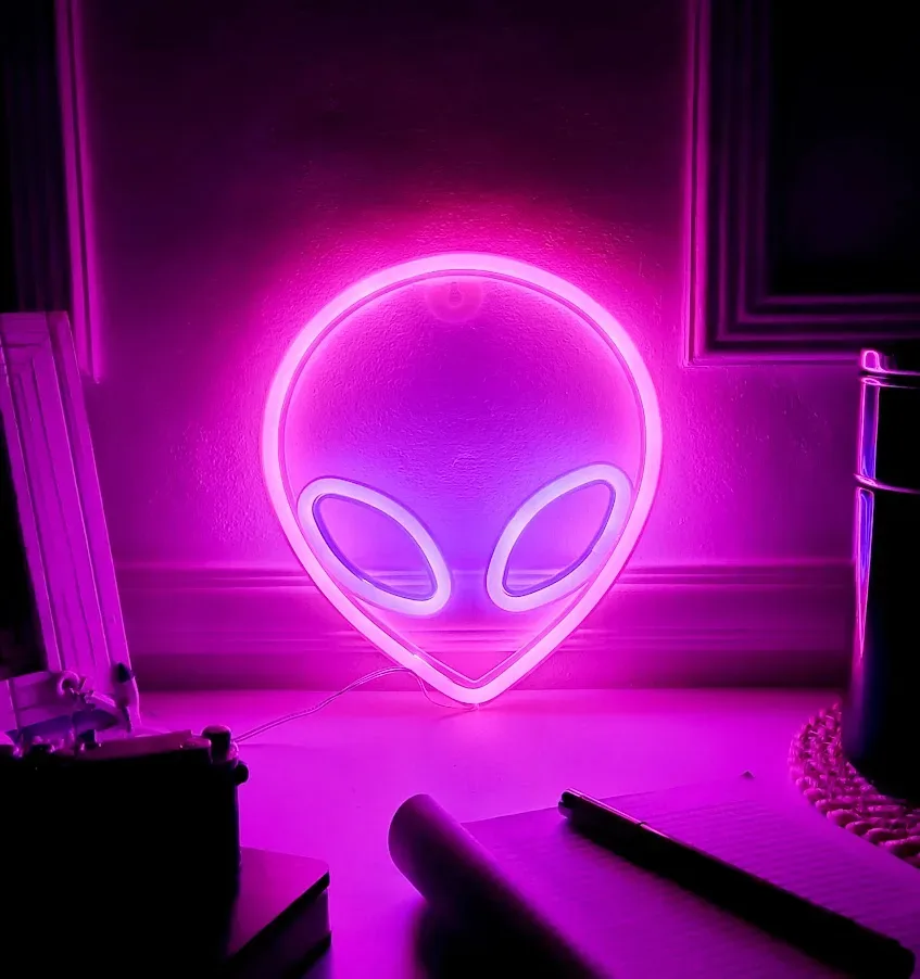 LED decorativa alámbrica USB y batería diseño de alien