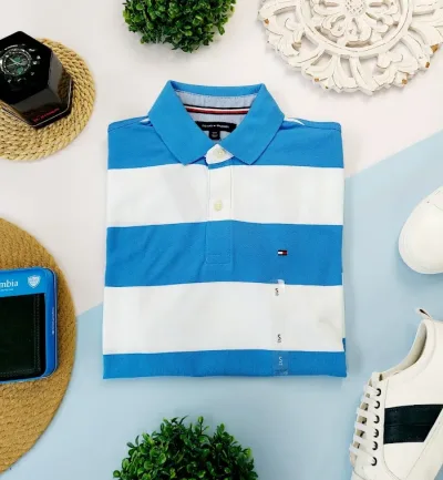 Camiseta Tommy Hilfiger para caballero diseño a rayas color celeste y blanco