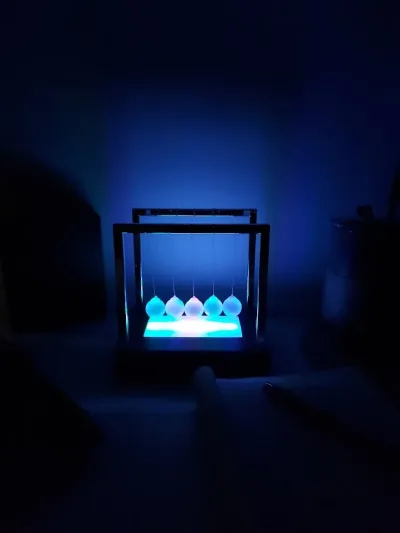 Lámpara en forma de el balance de newton