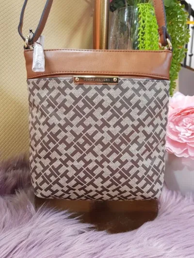 Bolso Tommy Hilfiger para dama color beige y camel