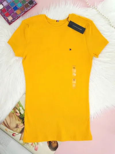 Camiseta Tommy Hilfiger para dama color mostaza