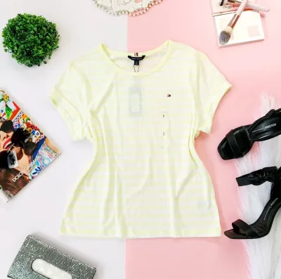 CamisetaTommy Hilfiger para dama diseño a rayas color amarillo y blanco