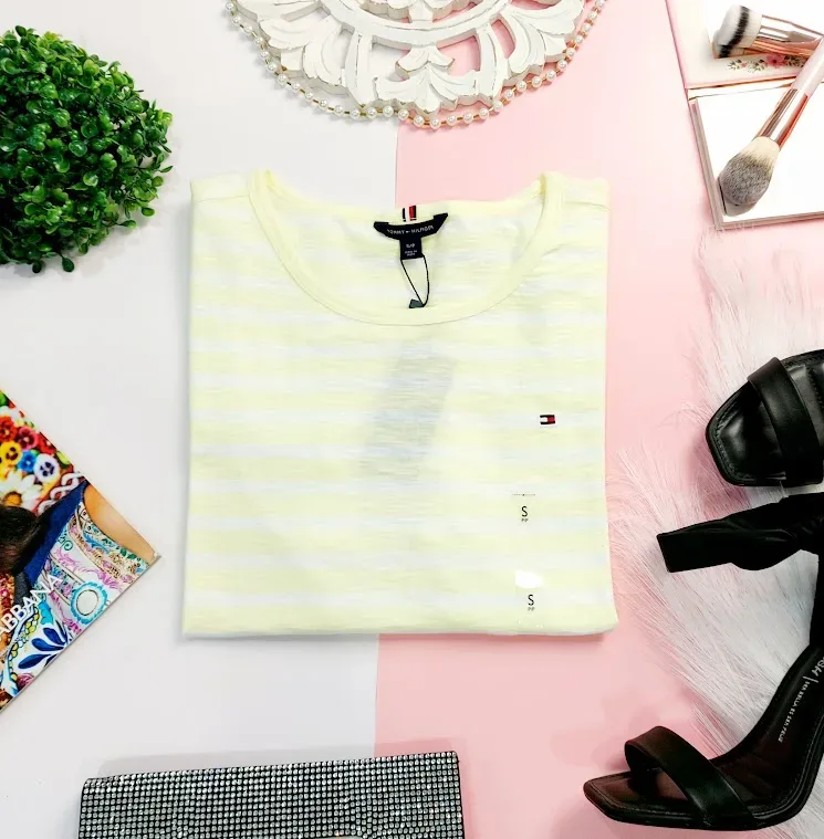 CamisetaTommy Hilfiger para dama diseño a rayas color amarillo y blanco