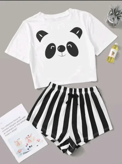 Pijama para dama color blanco y negro con estampado de rayas y panda