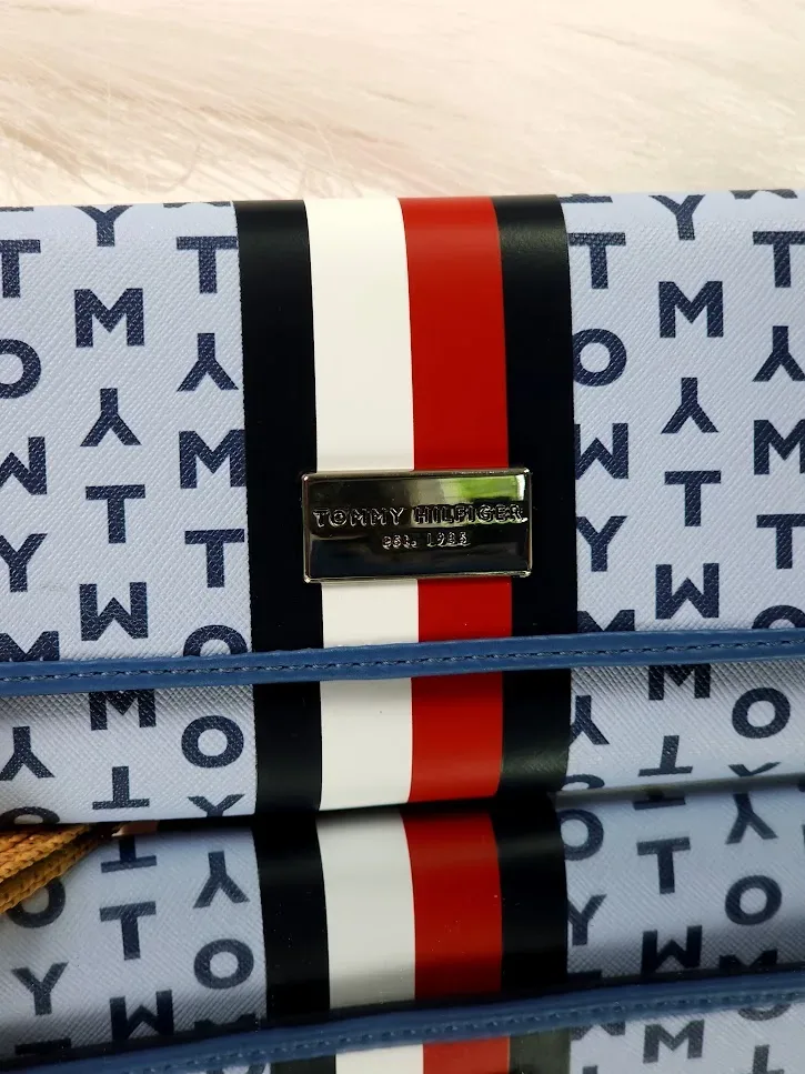 Cartera Tommy Hilfiger para dama color celeste