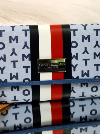 Cartera Tommy Hilfiger para dama color celeste