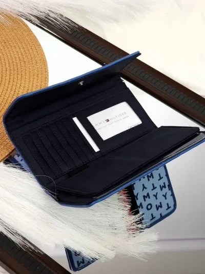 Cartera Tommy Hilfiger para dama color celeste