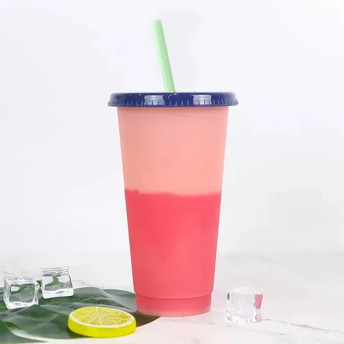 Vaso rojo con pajilla multicolor.