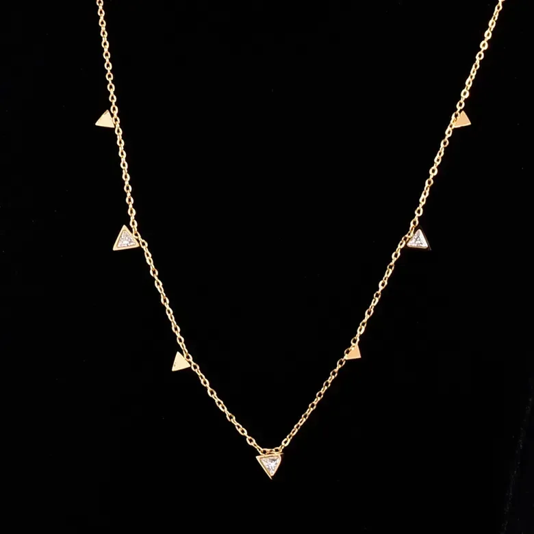 Collar para dama con incrustaciones de oro y acero de titanio, con diseño de triángulos
