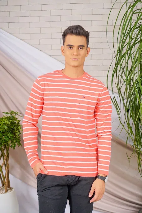 Camiseta Tommy Hilfiger para caballero con diseño a rayas