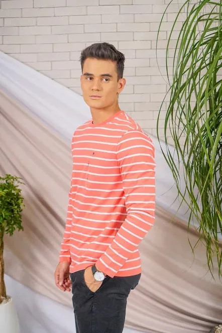 Camiseta Tommy Hilfiger para caballero con diseño a rayas