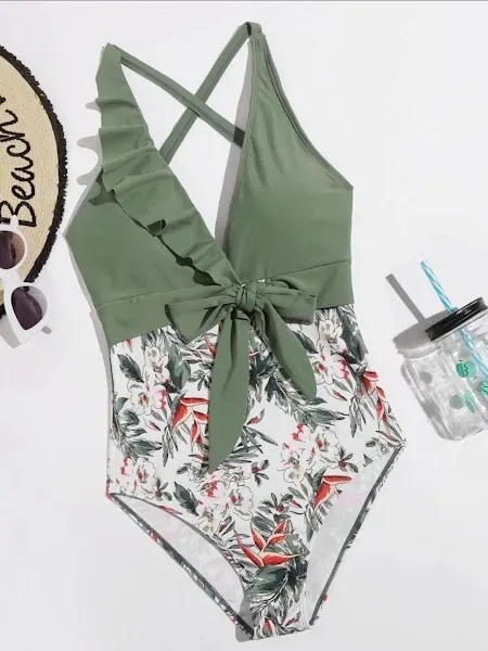 Vestido de baño para dama color verde con diseño tropical