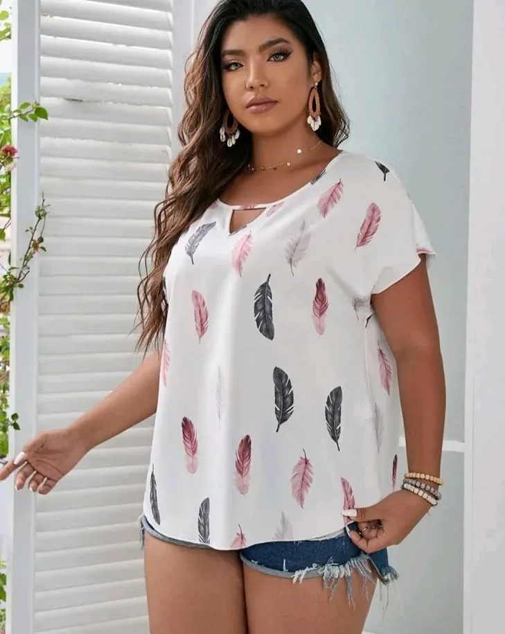 Blusa plus para dama color blanco con estampado de pluma