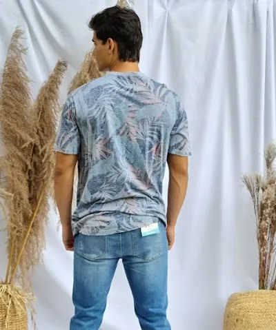 Camiseta Civil Society para caballero color celeste diseño de hojas y palmeras