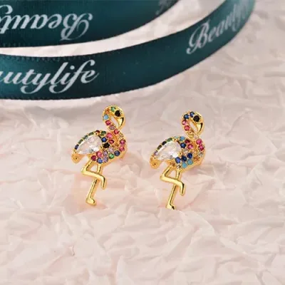 Par de aretes de acero inoxidable para dama color dorado.