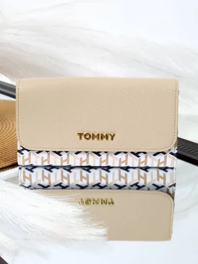 Cartera Tommy Hilfiger para dama color beige