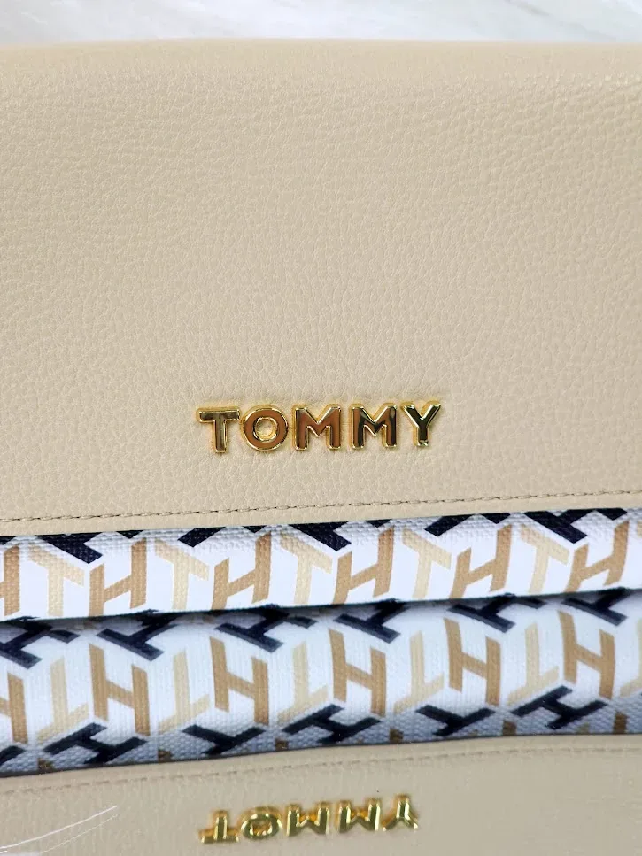 Cartera Tommy Hilfiger para dama color beige