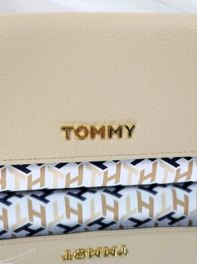 Cartera Tommy Hilfiger para dama color beige