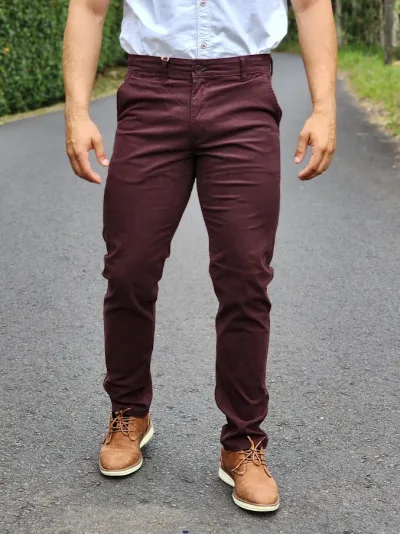 Pantalón de vestir Estivaneli para caballero color vino