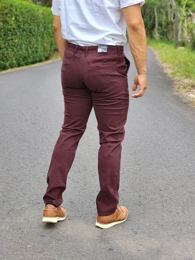 Pantalón de vestir Estivaneli para caballero color vino
