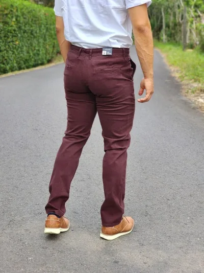 Pantalón de vestir Estivaneli para caballero color vino