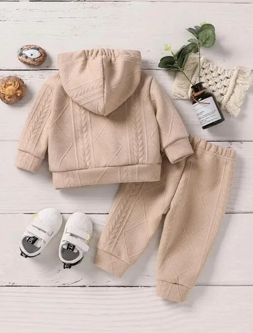 Conjunto para niño color beige con diseño de venado