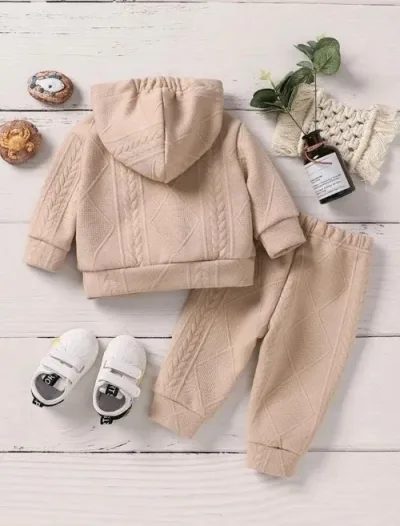 Conjunto para niño color beige con diseño de venado