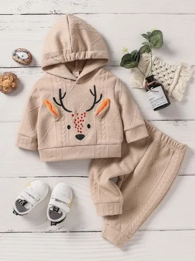 Conjunto para niño color beige con diseño de venado