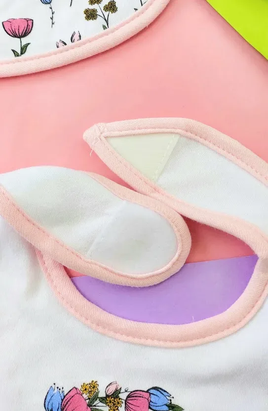 Conjunto de 3 baberos y 2 vinchas para niña