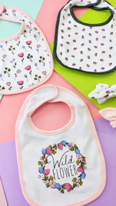 Conjunto de 3 baberos y 2 vinchas para niña