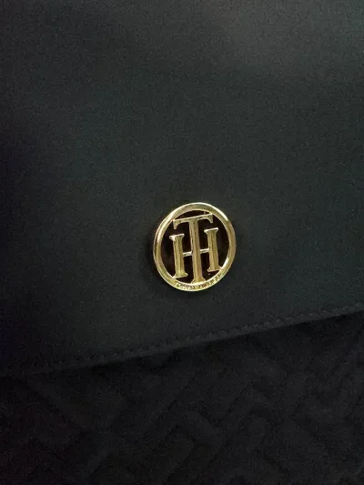Bolso Tommy Hilfiger para dama color negro