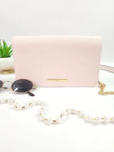 Cartera Aldo tipo bolso para dama color rosa palido