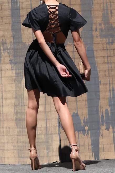 Vestido para dama escotado con cruce de espalda