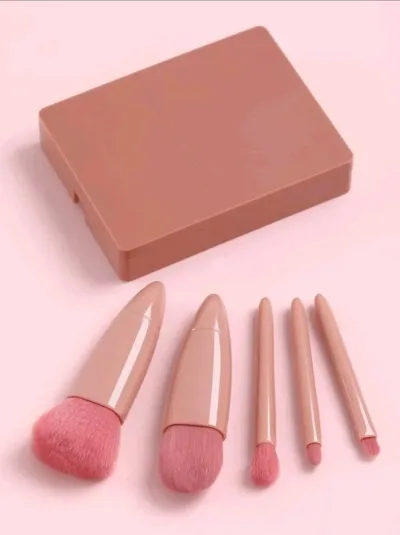 Set de brochas color rosa nude.
