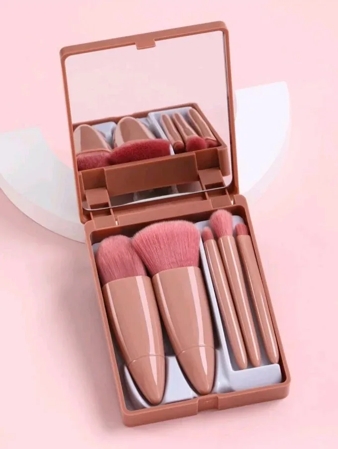 Set de brochas color rosa nude.