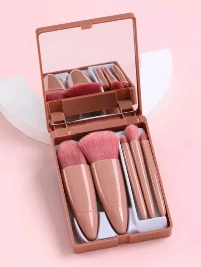 Set de brochas color rosa nude.
