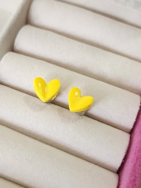 Par de aretes para dama diseño de corazón amarillo