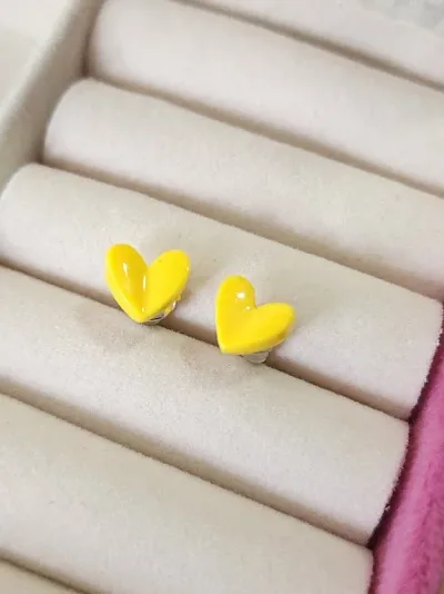 Par de aretes para dama diseño de corazón amarillo