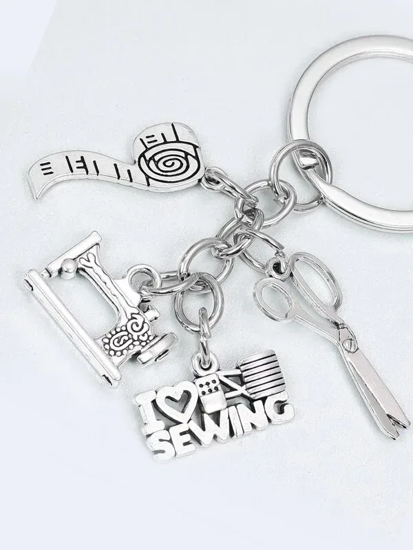 LLavero con accesorios de cose