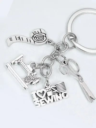 LLavero con accesorios de cose