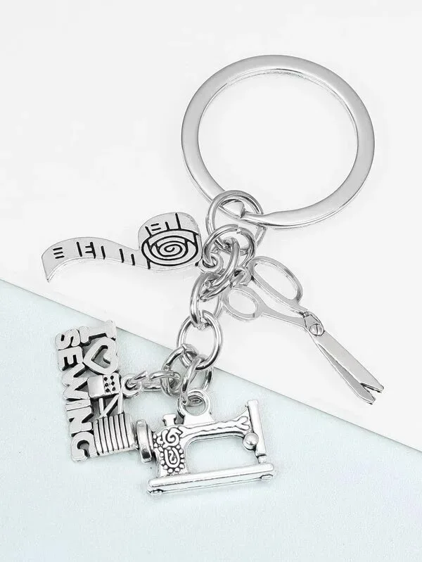 LLavero con accesorios de cose