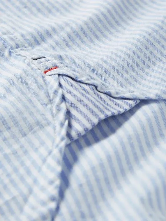 Camisa Tommy Hilfiger para caballero diseño a rayas color celeste y blanco