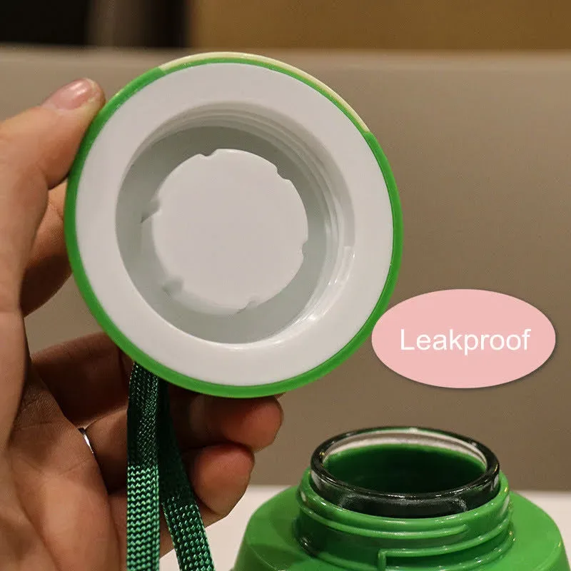 Botella de agua de cristal en forma aguacate con carita sonriente ojos chinos
