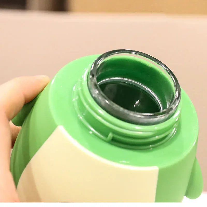 Botella de agua de cristal en forma aguacate con carita sonriente ojos chinos