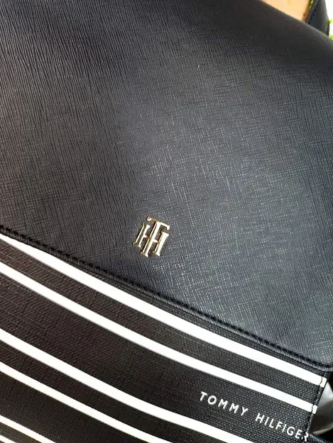 Mochila Tommy Hilfiger para dama color negro